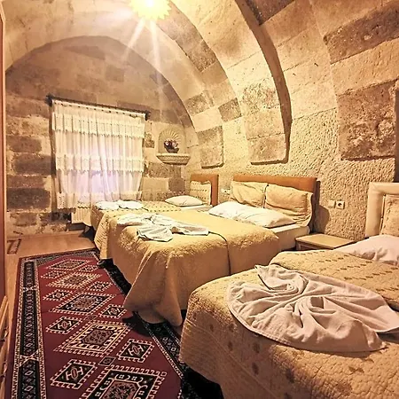 מלון Falcon Cave *