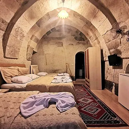 מלון Falcon Cave *