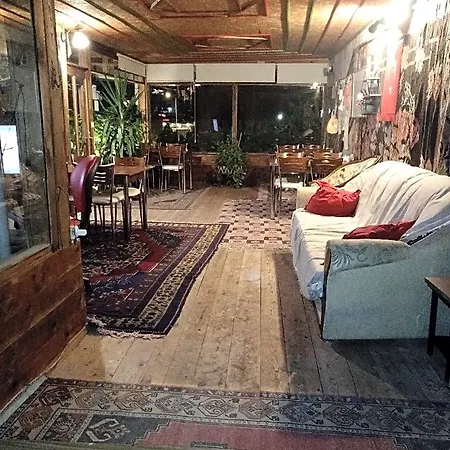 מלון Falcon Cave *